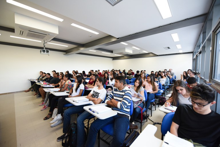 EDUCAÇÃO: Norte e Nordeste concentram metade das notas 1 mil na redação do Enem