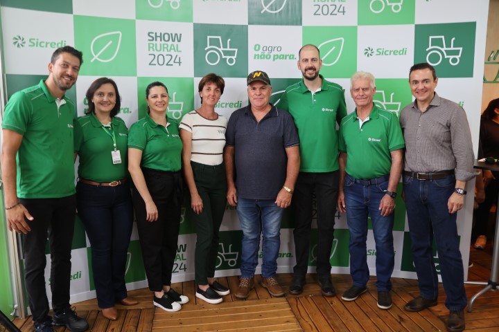 CRÉDITO: Cooperados da Sicredi Progresso assinam simbolicamente contrato de crédito no Show Rural