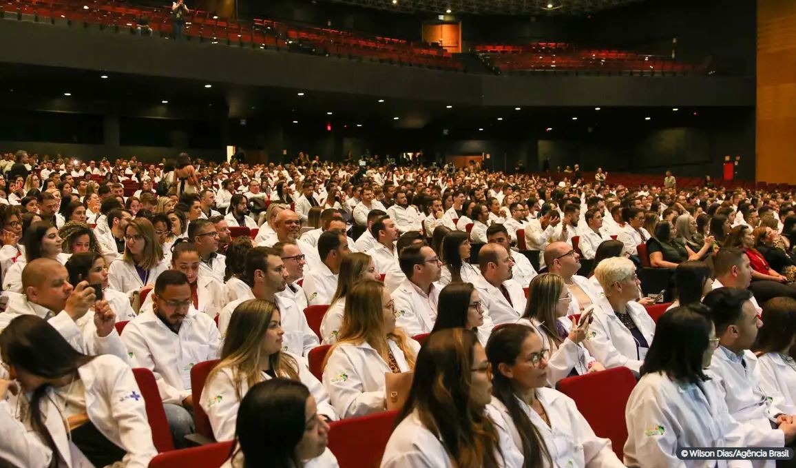 DEMOGRAFIA MÉDICA: Brasil tem 575.930 médicos ativos: 2,81 por mil habitantes