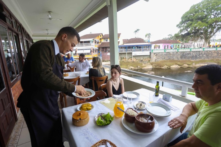 IBGE: Setor de serviços cresceu 8,5% no 1º bimestre de 2024; turismo teve alta de 2,1%