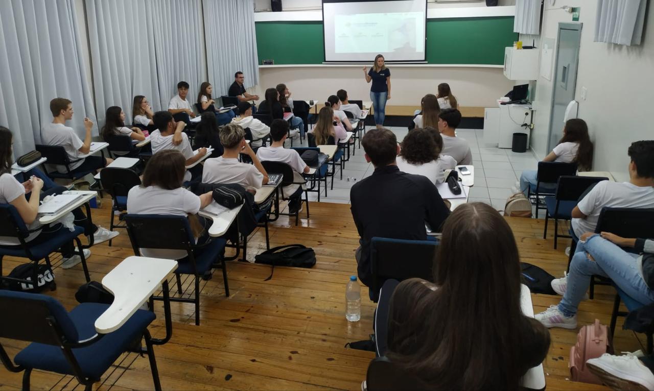 EDUCAÇÃO: Analista do Sescoop/PR participa das atividades do Curso de Ensino Médio Técnico em Cooperativismo na Coopermundi 