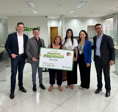 CRÉDITO: Sicredi Vale do Piquiri Abcd PR/SP entrega prêmio da Promoção Poupança Premiada a associada de Santo André (SP)