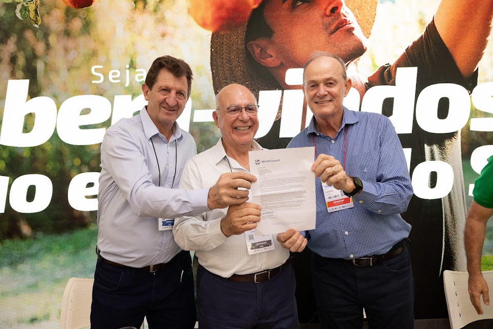 CRÉDITO: Sicredi homenageia presidente da Frencoop, Arnaldo Jardim, em celebração da conquista de 8 milhões de associados