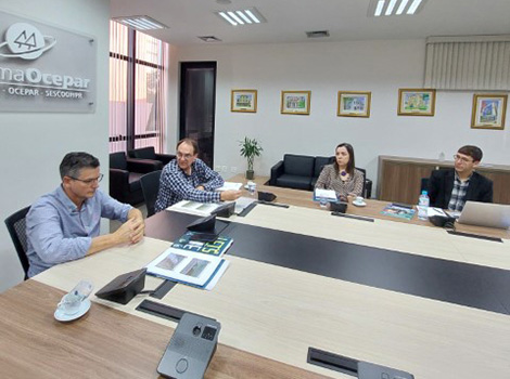 VISITA: Diretor da Fiep discute ampliação de parceria com as cooperativas no uso do calcário