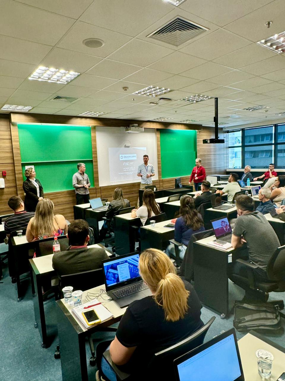 FORMAÇÃO: Pós-graduação em Gestão Comercial e Vendas inicia com a participação de 44 empregados da Dental Uni