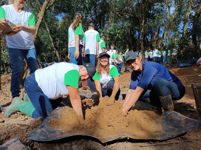 DIA C: Integrantes do Programa Cooperjunior da C.Vale recuperam nascentes em Palotina