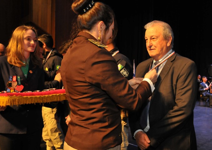 AGRO: Dilvo e Rizzardi são homenageados em evento cívico-militar em Toledo