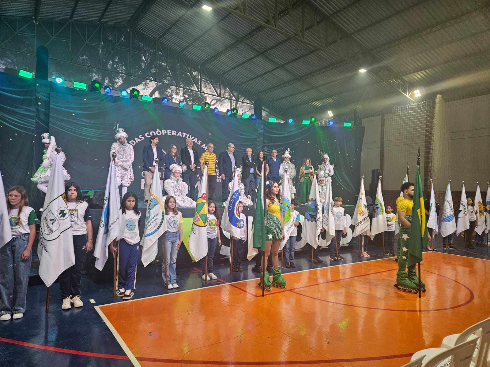 Mais de 600 crianças participam de evento do Sicoob Meridional para cooperativas mirins