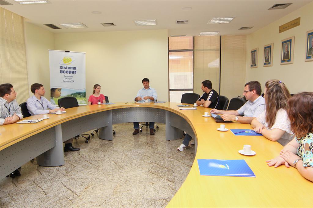 VISITA: Professores universitários conhecem indicadores do cooperativismo 
