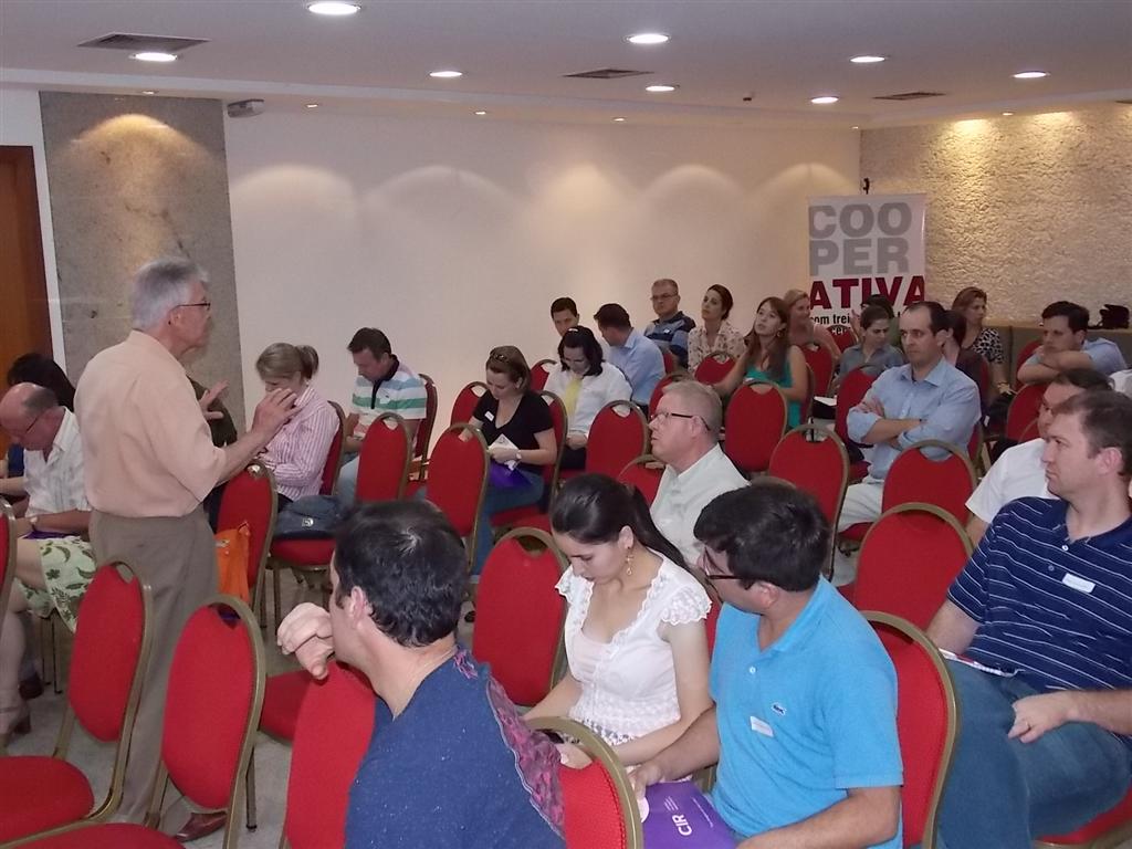 UNIODONTO CURITIBA I: Cooperados acompanham palestra sobre lesões traumáticas 