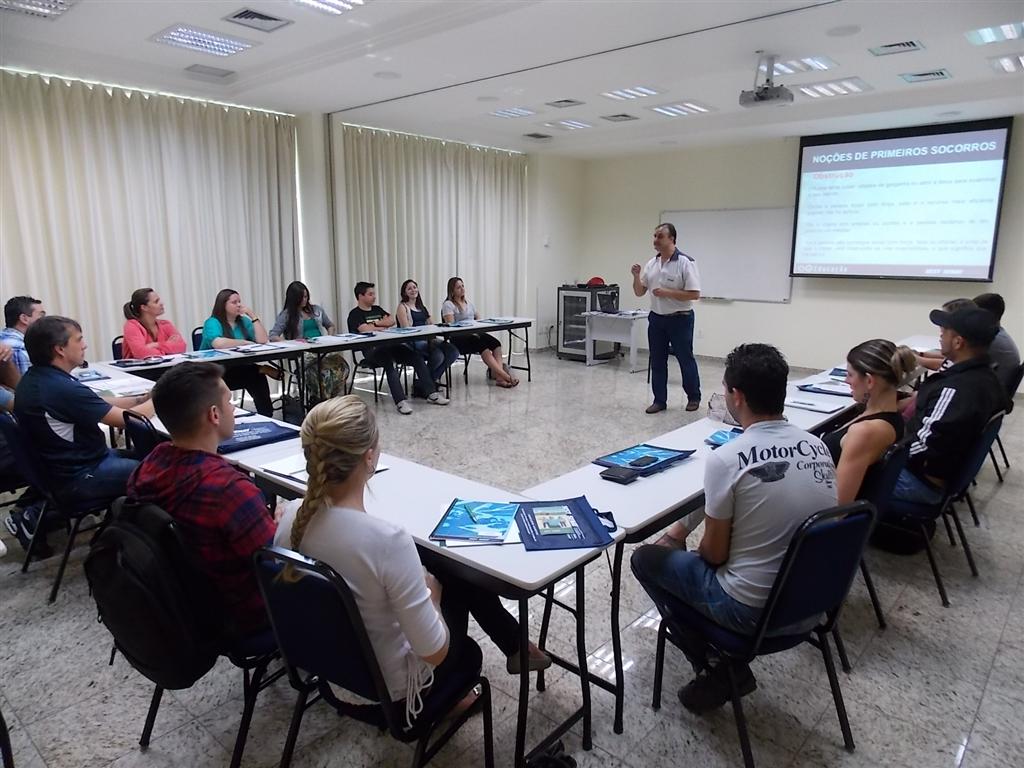 UNIODONTO CURITIBA: Colaboradores participam de minicurso sobre direção defensiva 